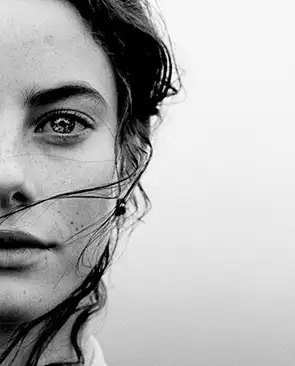 true-media-design-banner-woman-01